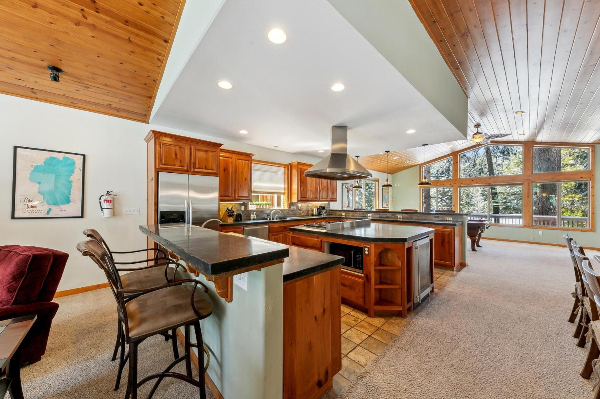 Artisan Chalet: Pet Friendly Deluxe Kitchen Games Apartment