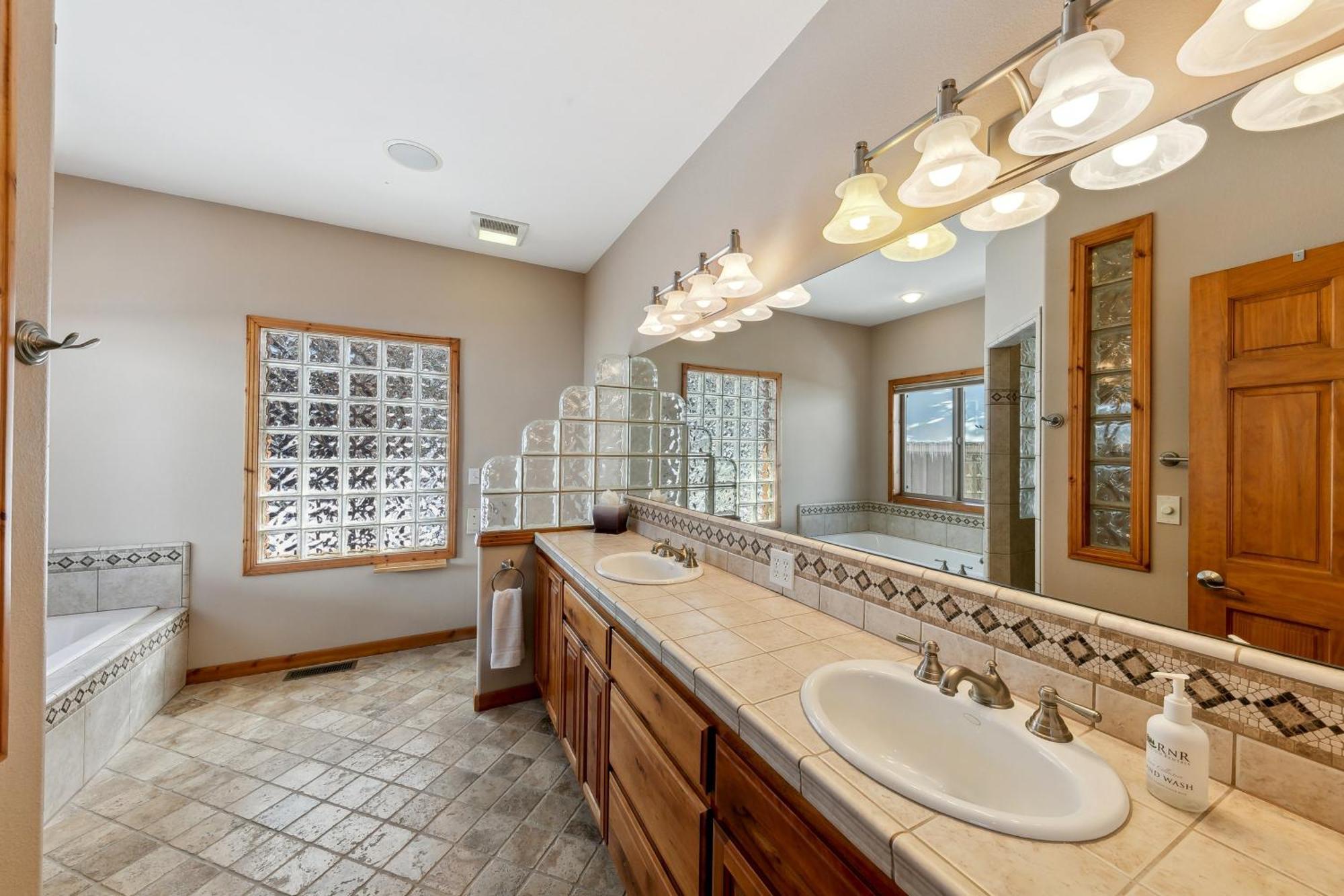 Apartment Artisan Chalet: Pet Friendly Deluxe Kitchen Games *