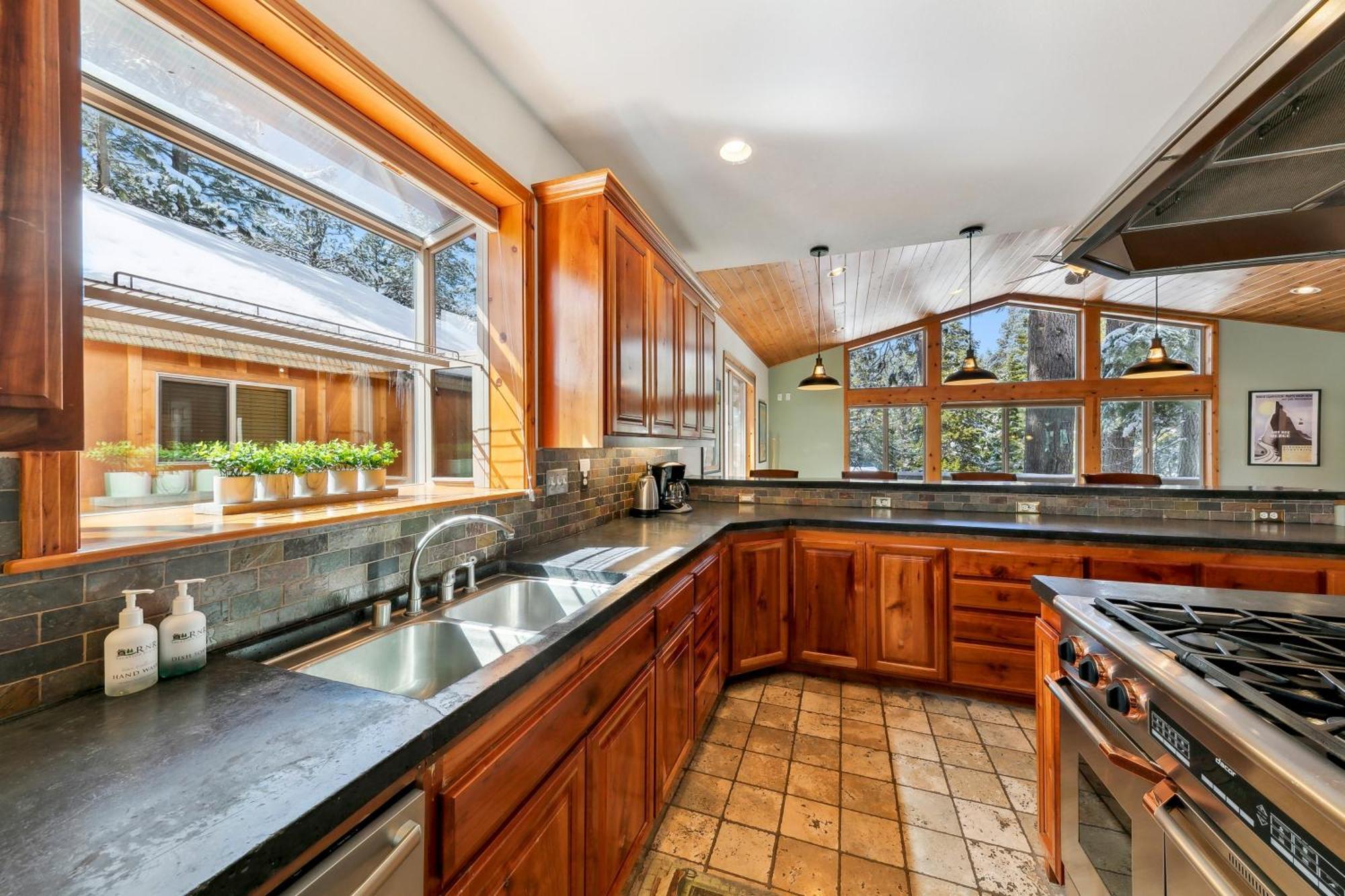 Artisan Chalet: Pet Friendly Deluxe Kitchen Games South Lake Tahoe