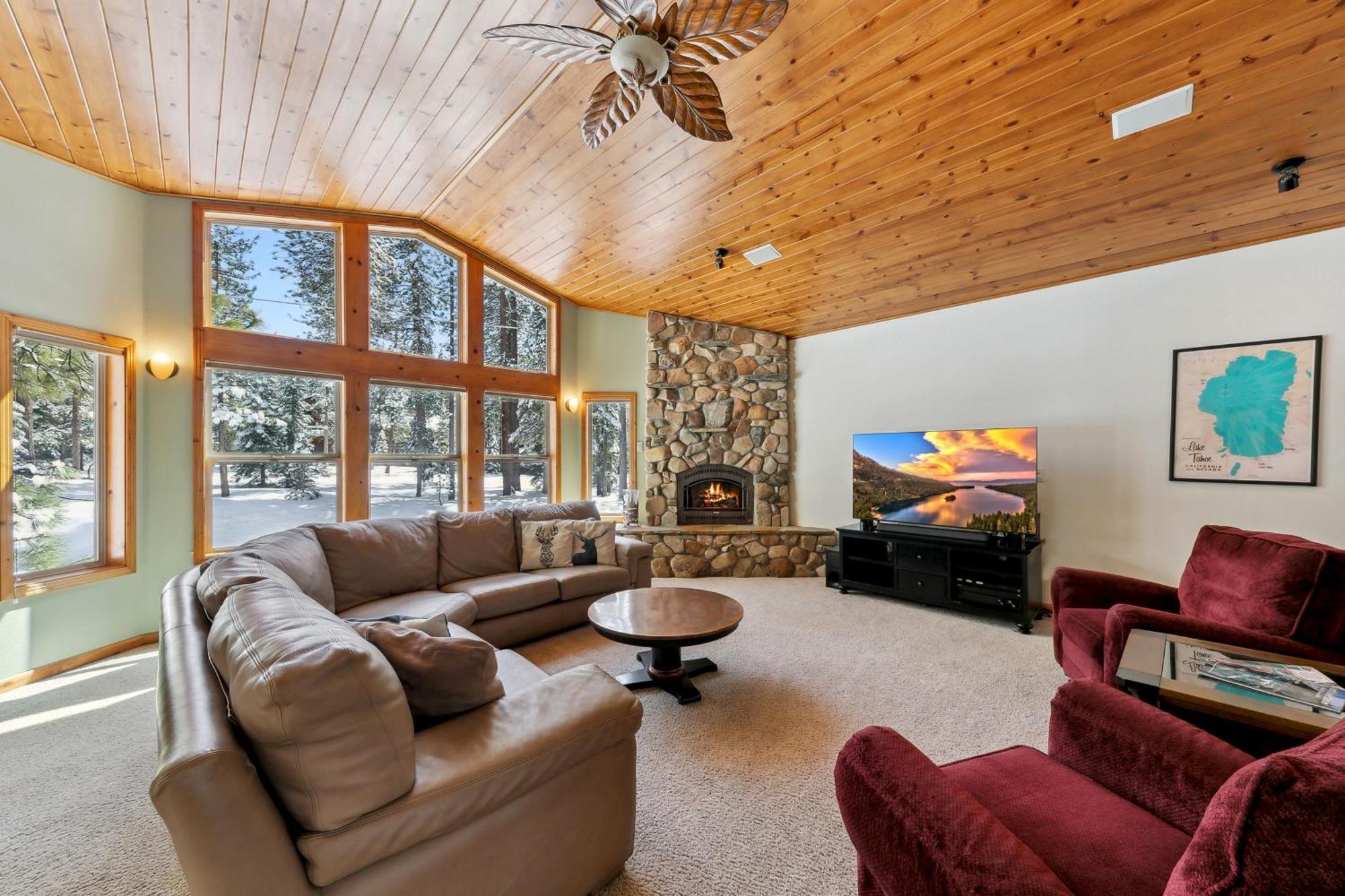 Artisan Chalet: Pet Friendly Deluxe Kitchen Games Apartment