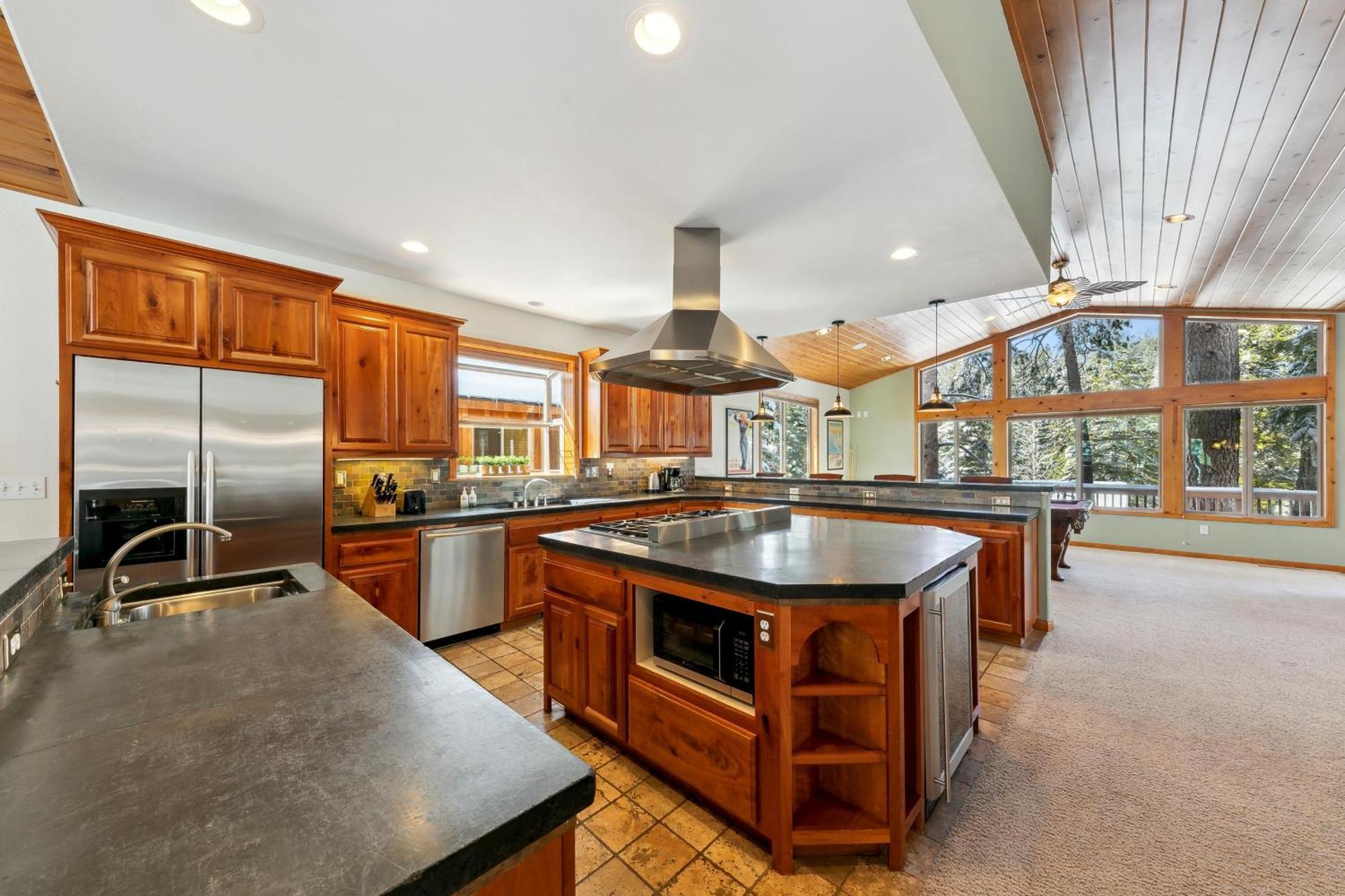 Artisan Chalet: Pet Friendly Deluxe Kitchen Games Apartment *