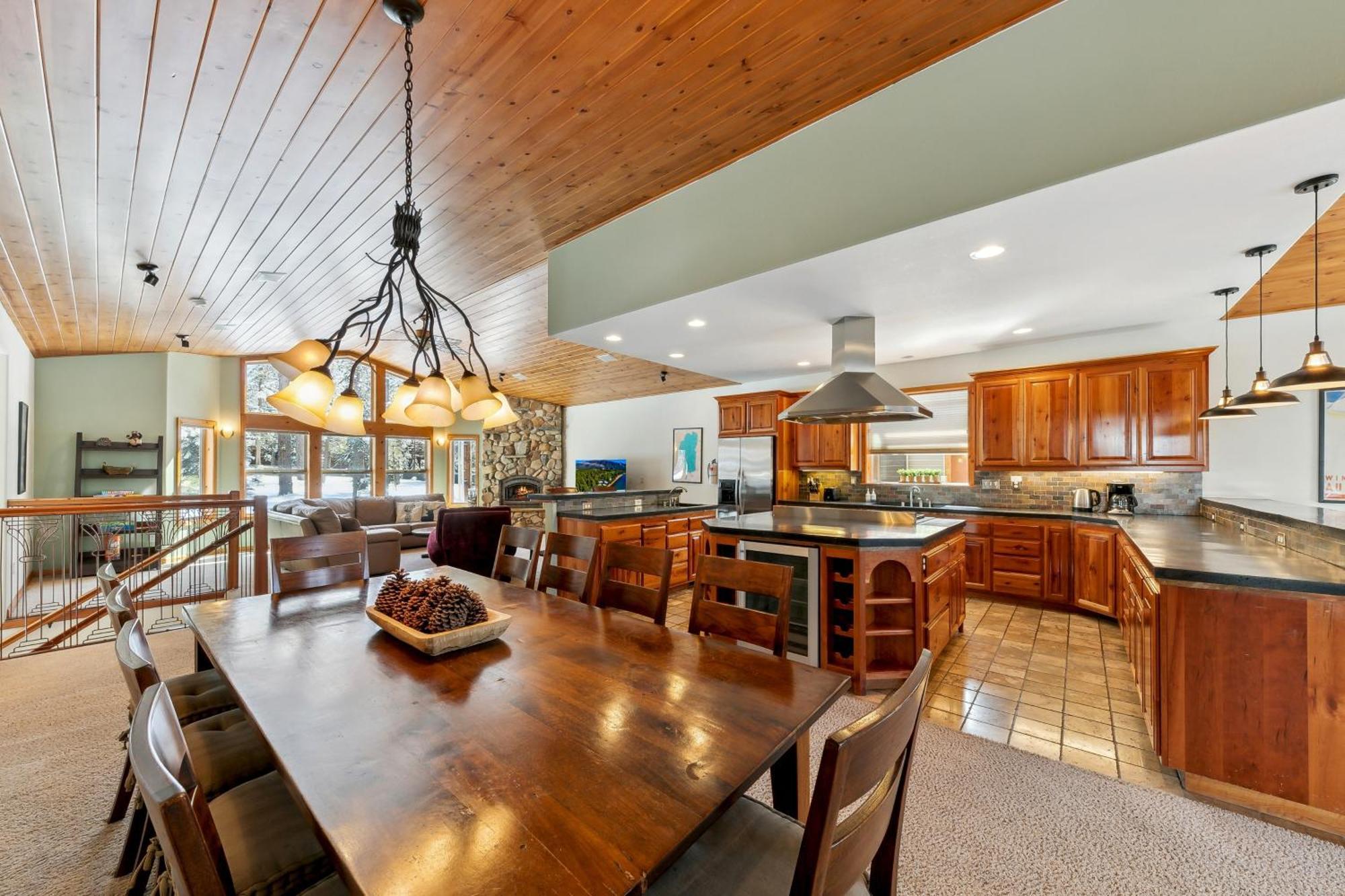 Artisan Chalet: Pet Friendly Deluxe Kitchen Games Apartment South Lake Tahoe